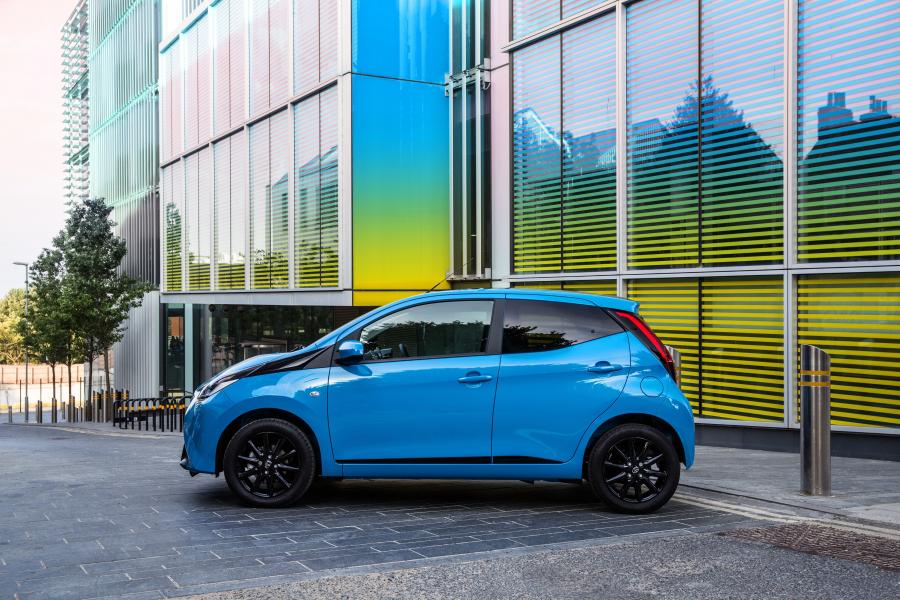  Toyota Aygo x-press 5-Door 2018 года  (UK) (фото 19 из 37)